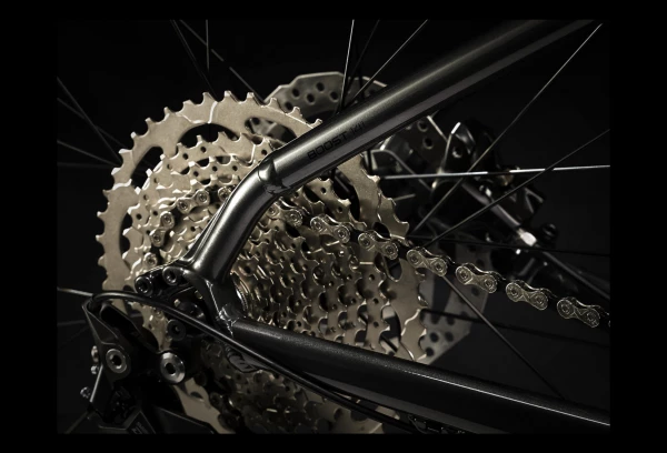 VTT Semi Rigide Trek Roscoe 6 27.5+ Shimano Deore 10V Lithium Grey/Cobra Blood 2023 7 VTT Semi Rigide Trek Roscoe 6 27.5+ Shimano Deore 10V Lithium Grey/Cobra Blood 2023 – Image 5